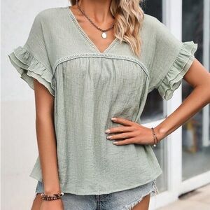 Joress like new green ruffle trim blouse top